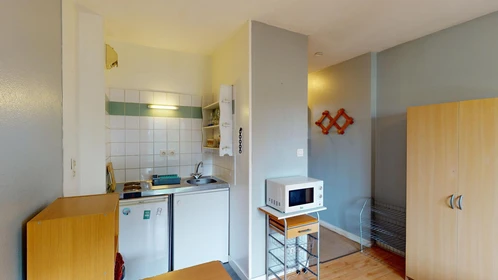 Private room at 8 Rue Des Quatres Cyprès, image 20 of 24