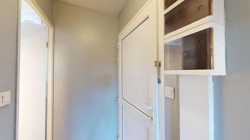 Private room at 8 Rue Des Quatres Cyprès, image 22 of 24