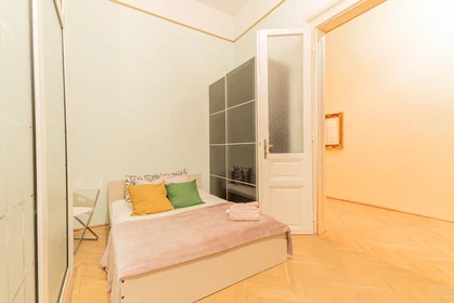 Quarto para alugar com cama de casal em Budapest