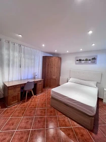 Madrid de ucuz özel oda