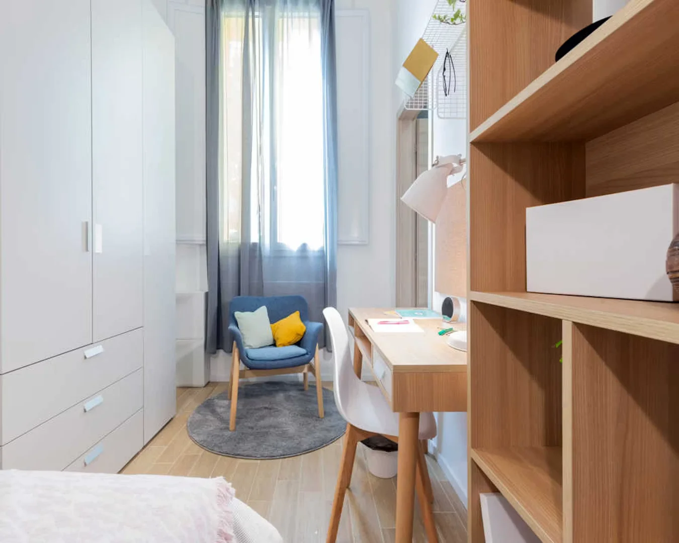 Stanza economica per studenti con ampia illuminazione in 