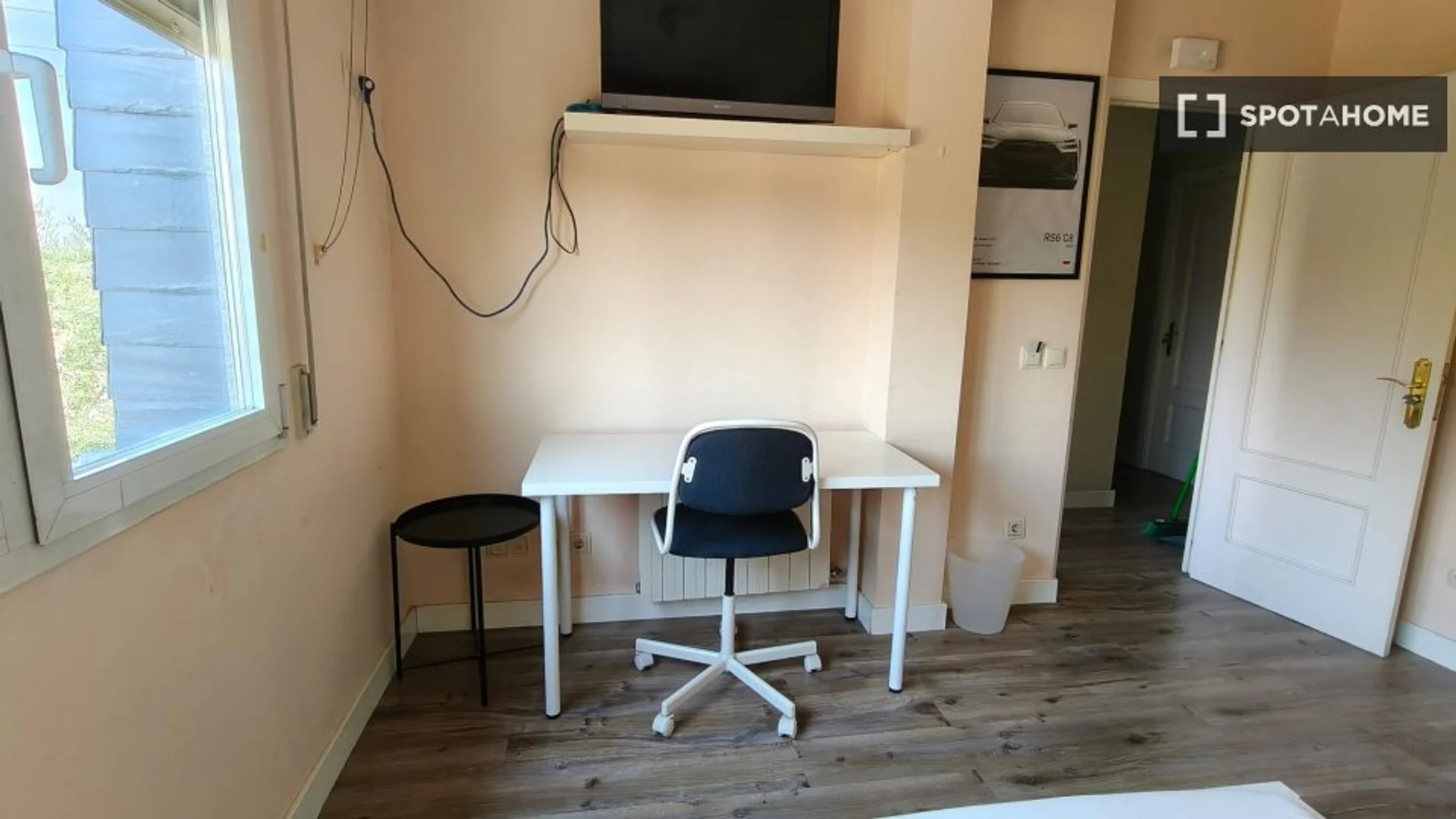 Stanza per studenti luminosa e ariosa con facile accesso all'università a 