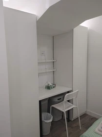 Habitación compartida con escritorio en Toronto