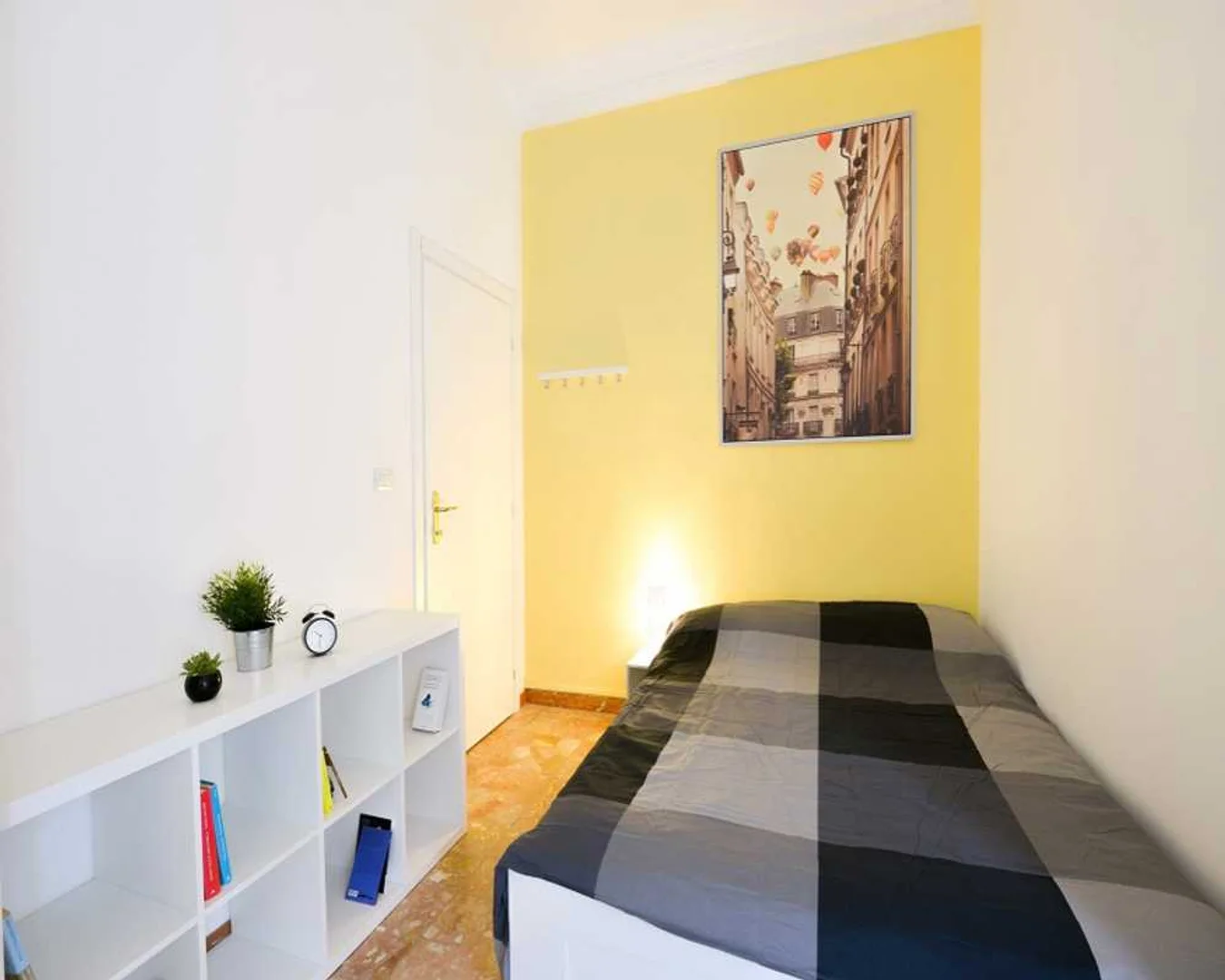 Habitación estudiantil económica cerca del campus en 