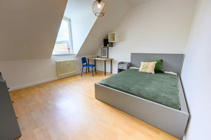 Quarto para alugar com cama de casal em {area}