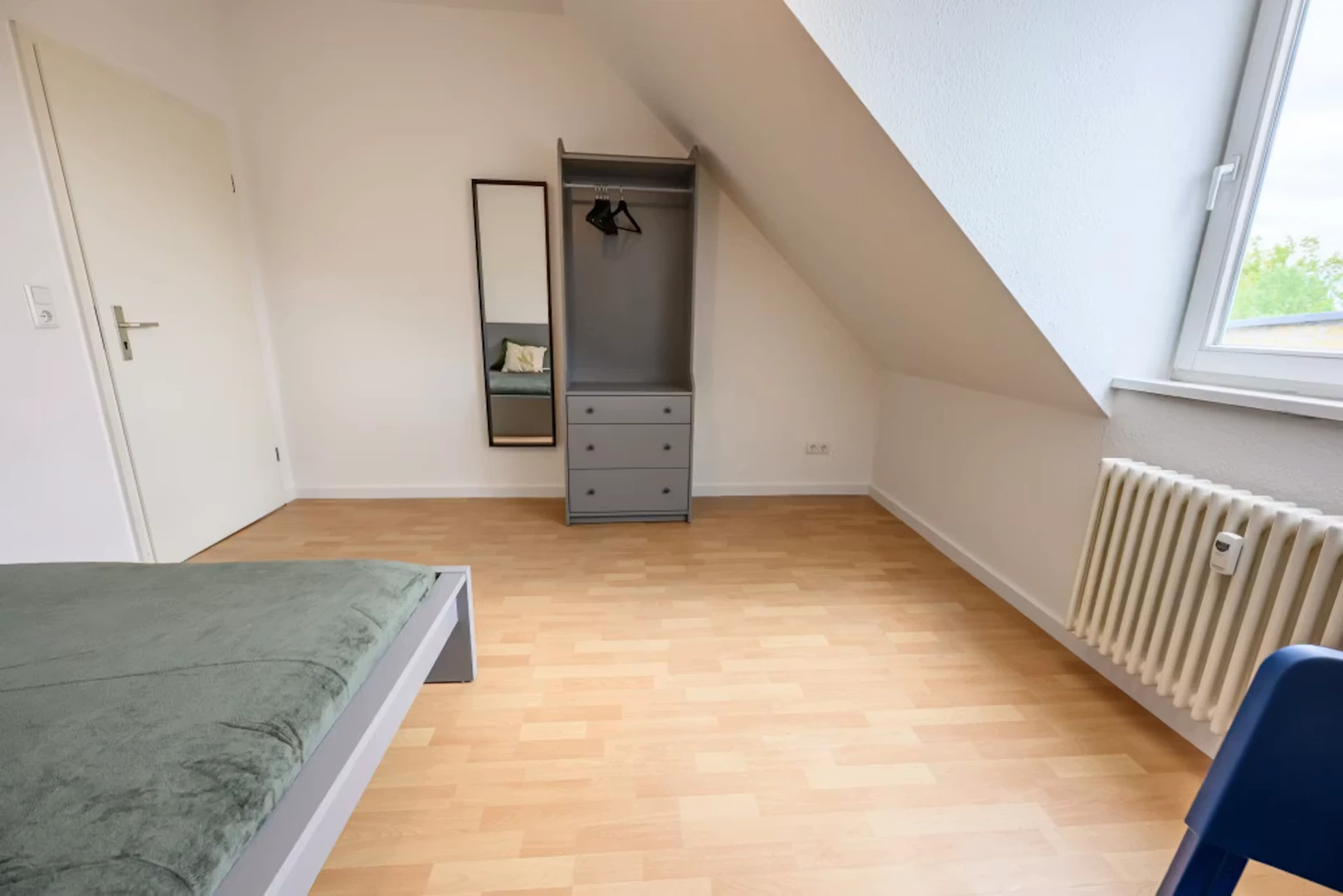 Quarto de estudante luminoso e arejado com acesso fácil à universidade em 