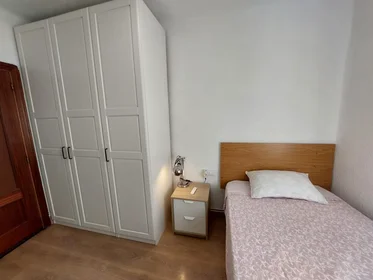 Privatzimmer in der Calle Castro de Oro, Carabanchel, bild 1 von 10
