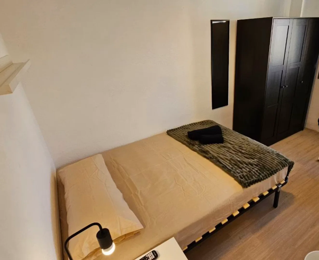 Habitación estudiantil amplia y cómoda en 