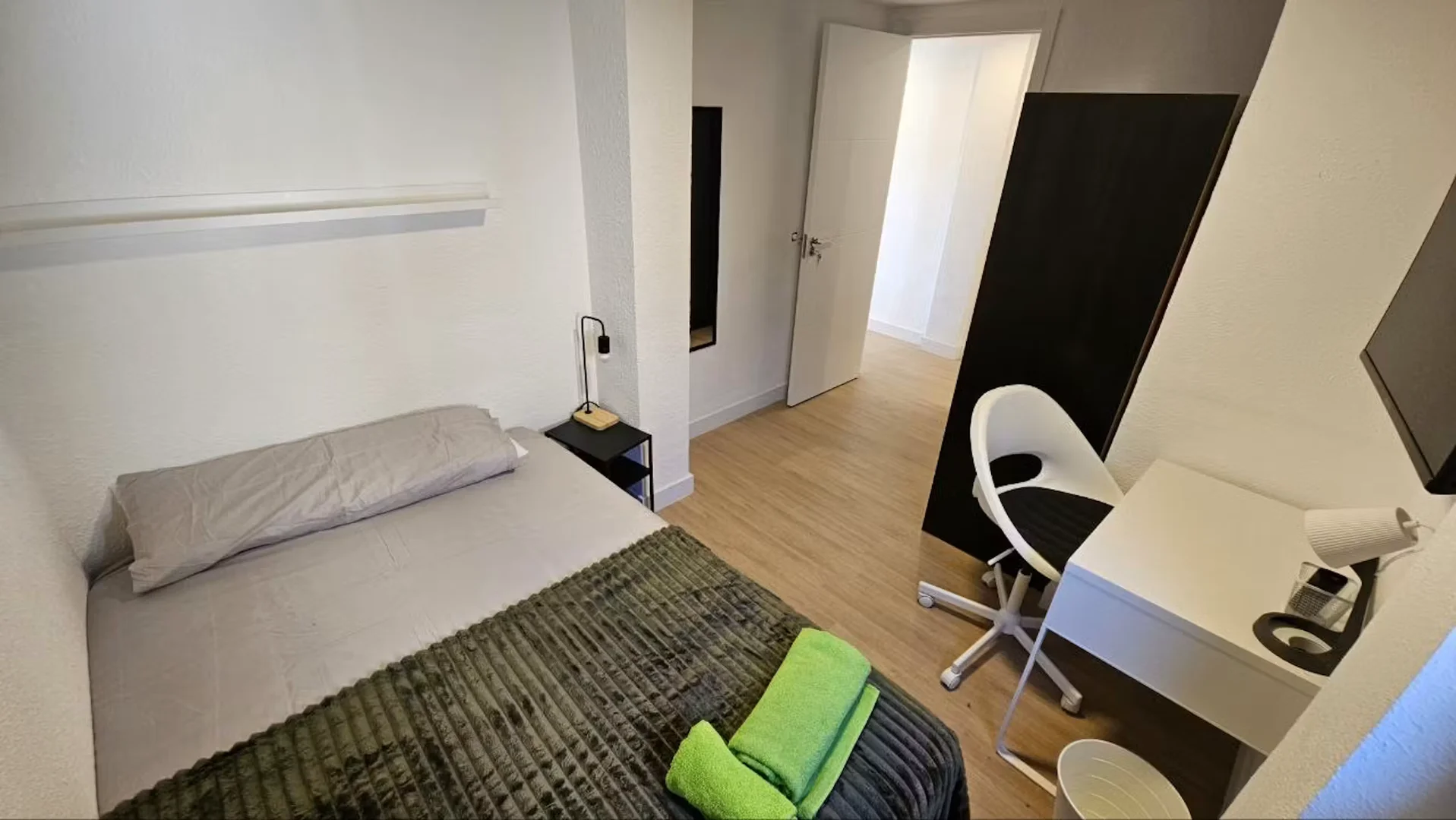 Habitación en apartamento estudiantil en alquiler en , completamente amueblado