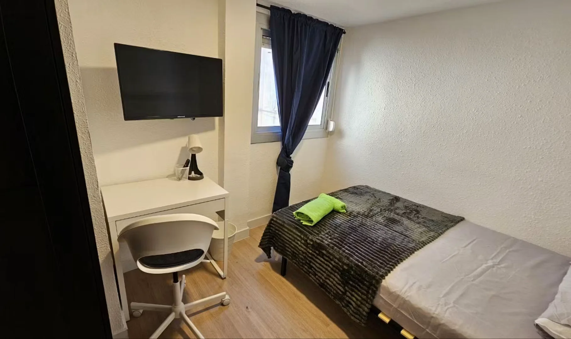 Habitación estudiantil luminosa y aireada con fácil acceso a la universidad en 