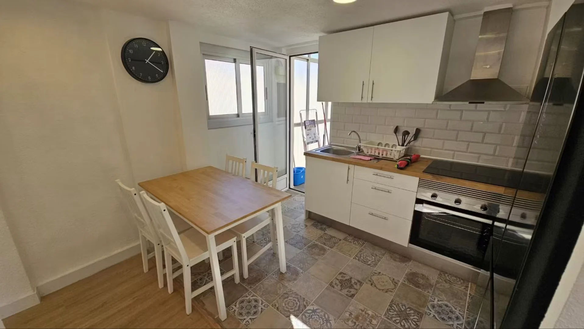 Habitación estudiantil amplia y cómoda en 