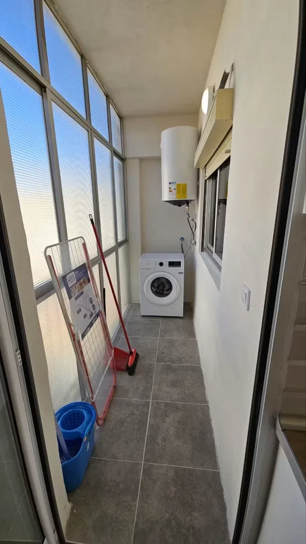 Habitación estudiantil luminosa y aireada con fácil acceso a la universidad en 