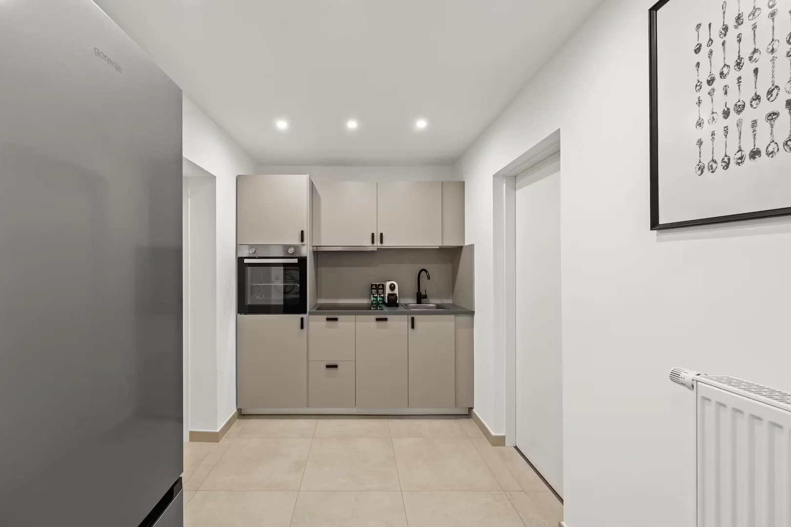Habitación estudiantil funcional perfecta para estudiar en 
