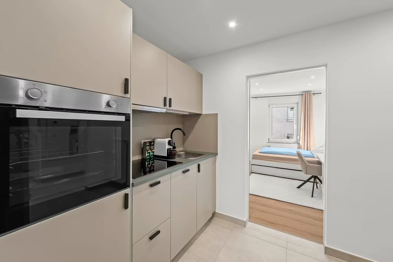 Habitación estudiantil luminosa y aireada con fácil acceso a la universidad en 
