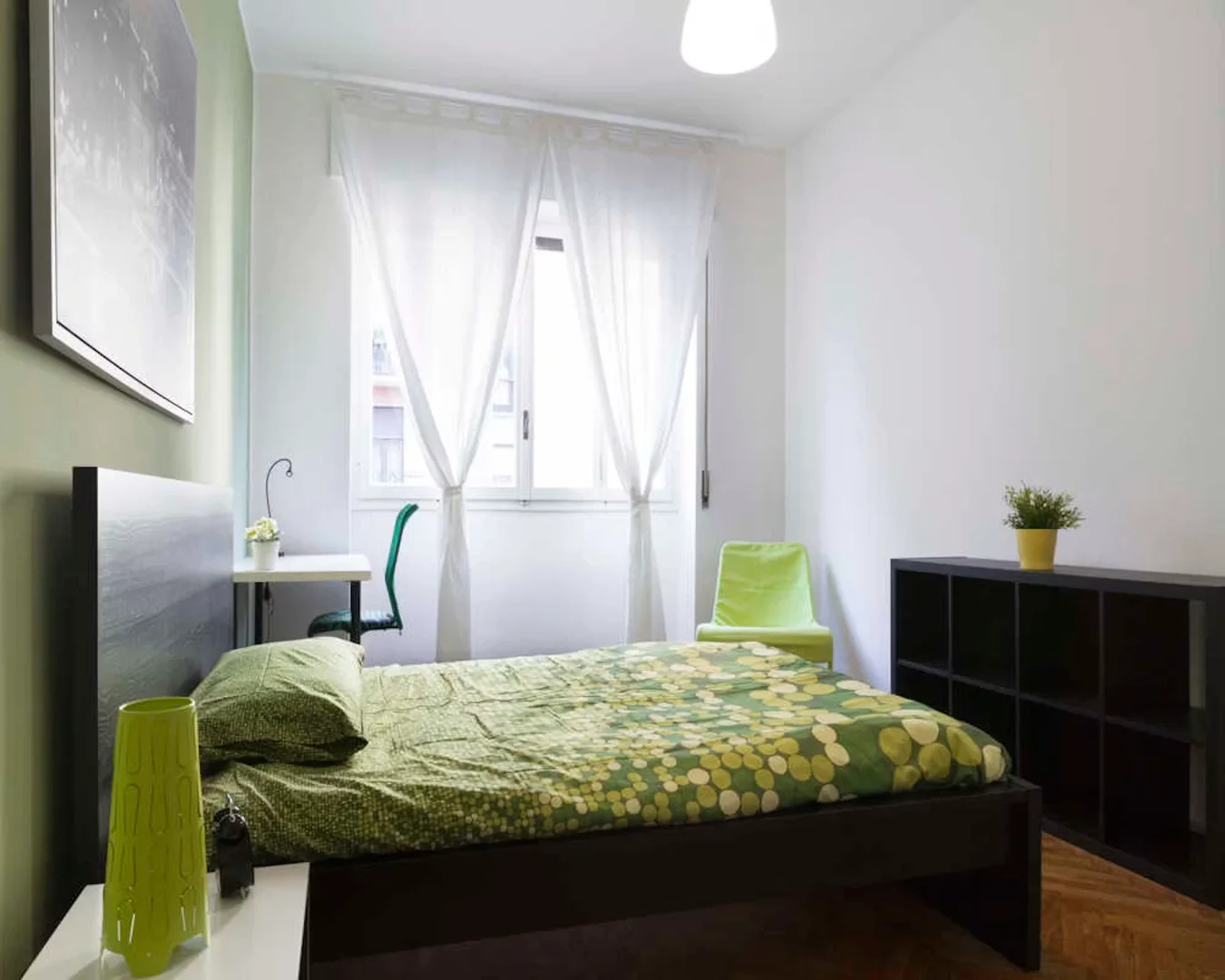 Funkcjonalny pokój studencki idealny do nauki w 
