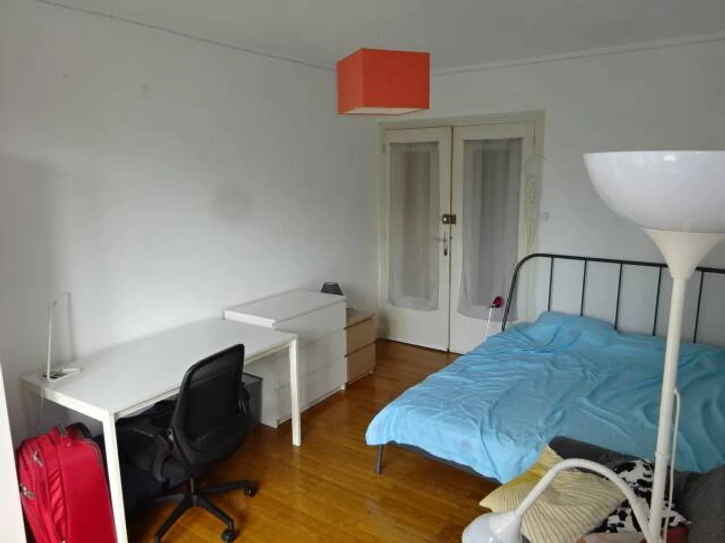 Quarto acessível para estudantes com iluminação ampla em 