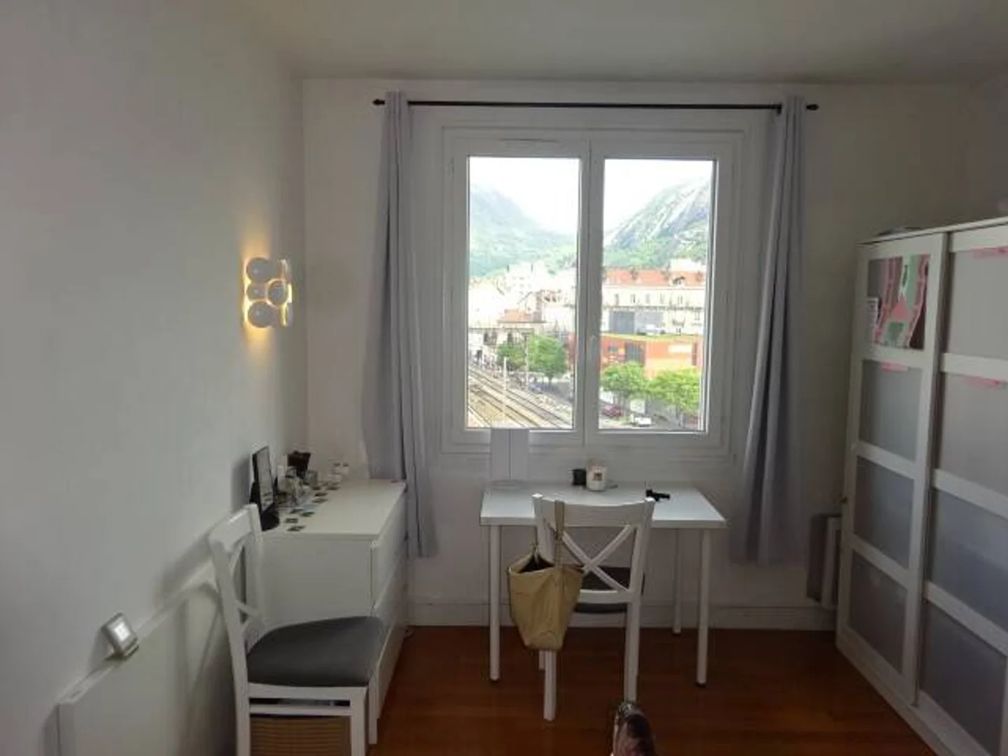 Quarto de estudante económico com localização conveniente em 