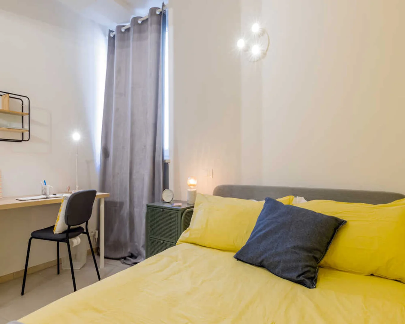 Chambre d'étudiant à  avec espace d'étude et installations communes