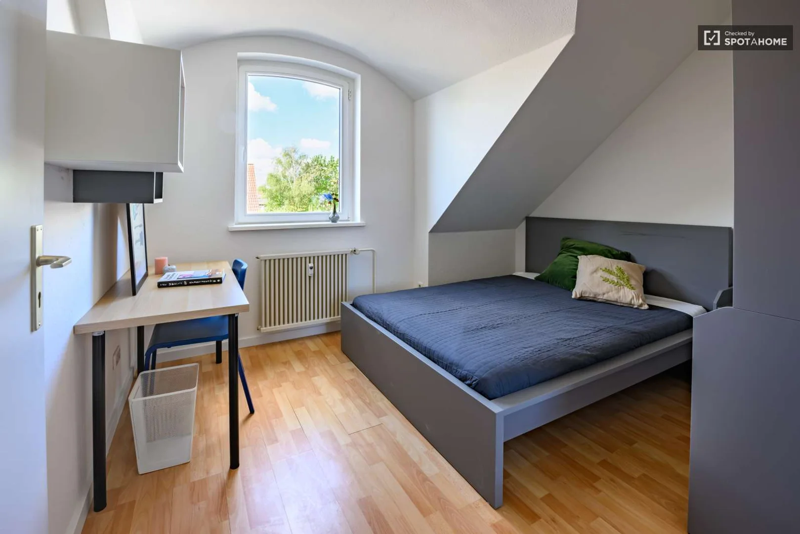 Economical student room with convenient location in 