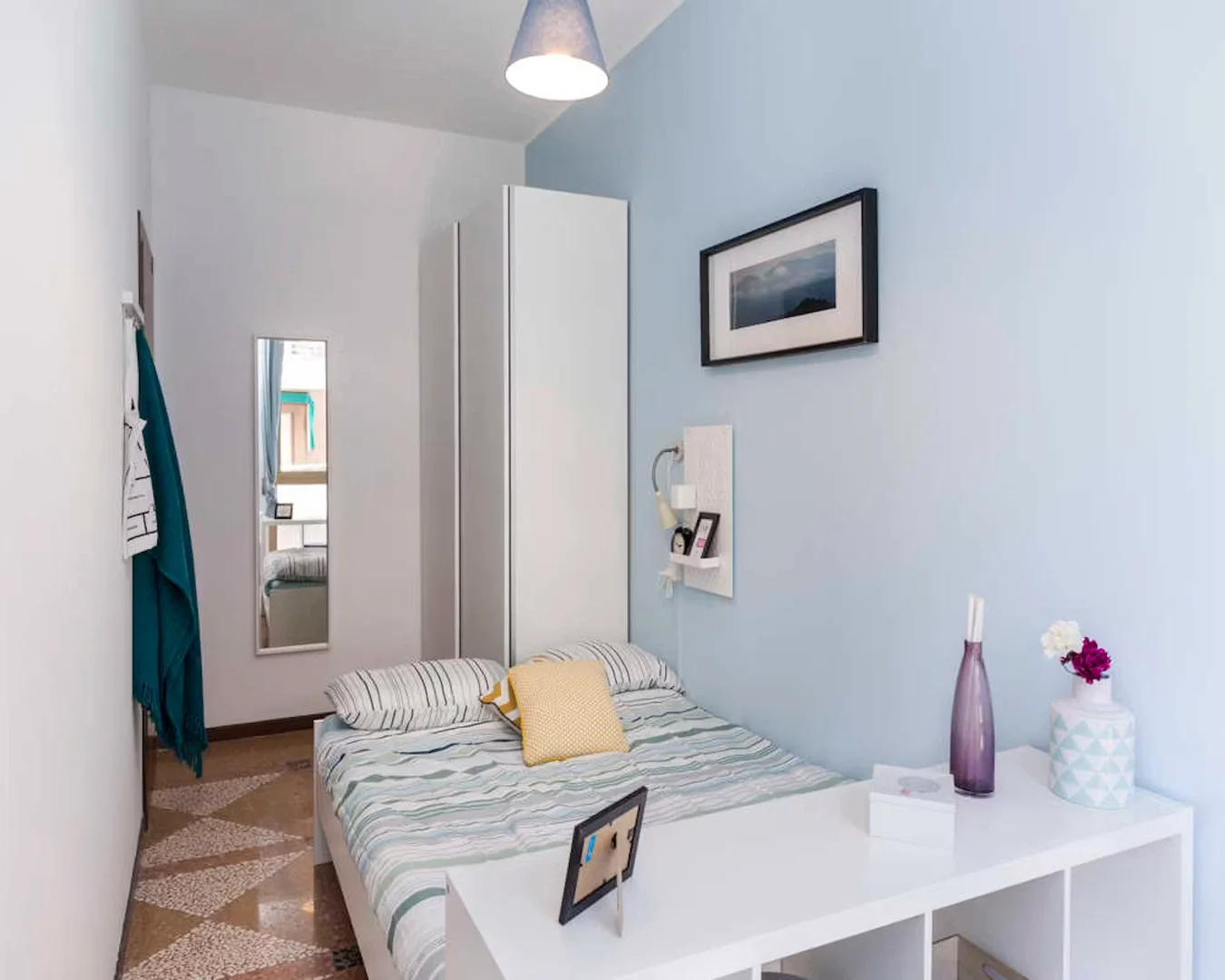 Chambre d'étudiant à  avec espace d'étude et installations communes