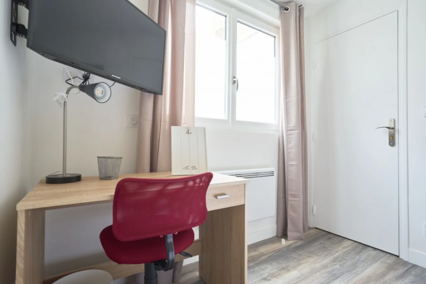 Stanza economica per studenti con ampia illuminazione in 