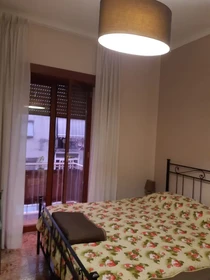 Quarto para alugar com cama de casal em Nápoles