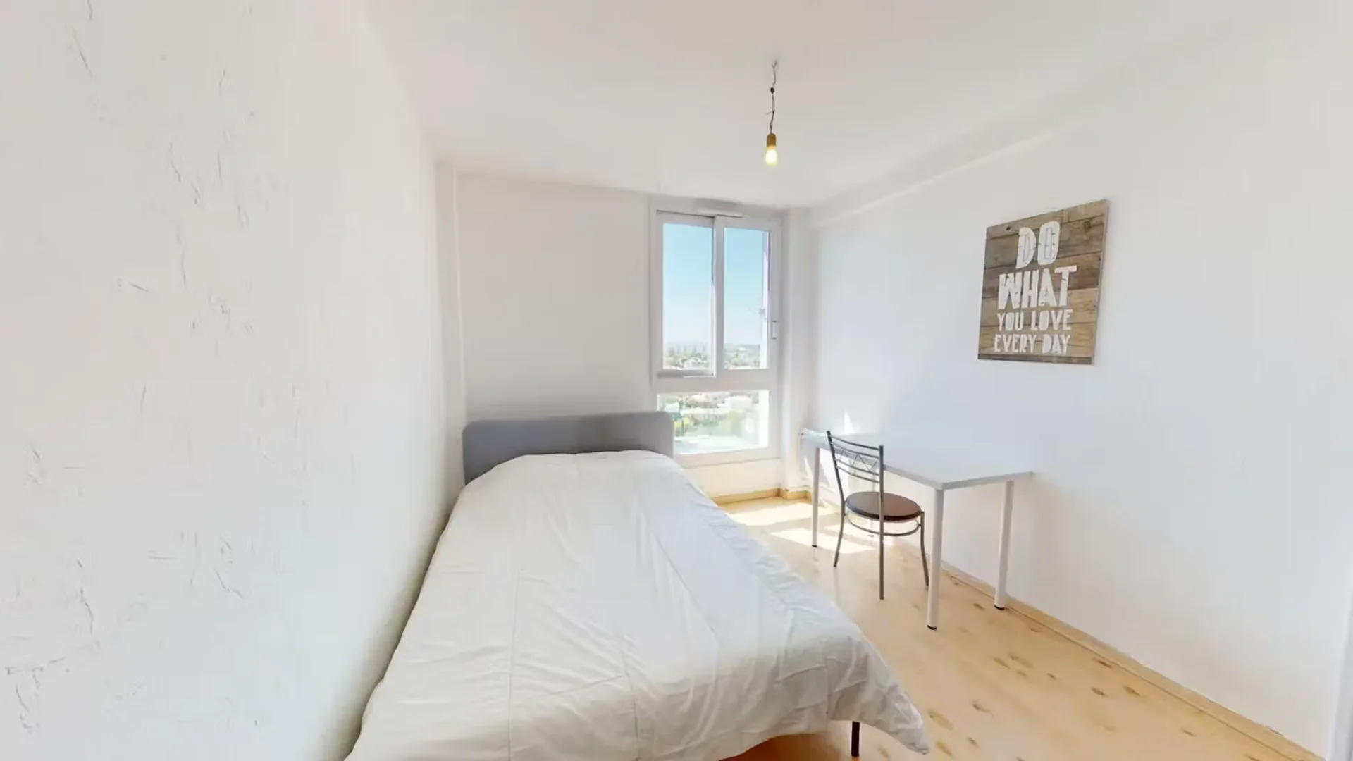 Chambre abordable pour les étudiants avec un bon éclairage dans 
