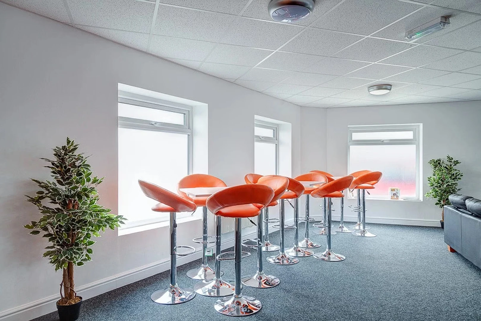 Chambre d'étudiant à  avec espace d'étude et installations communes