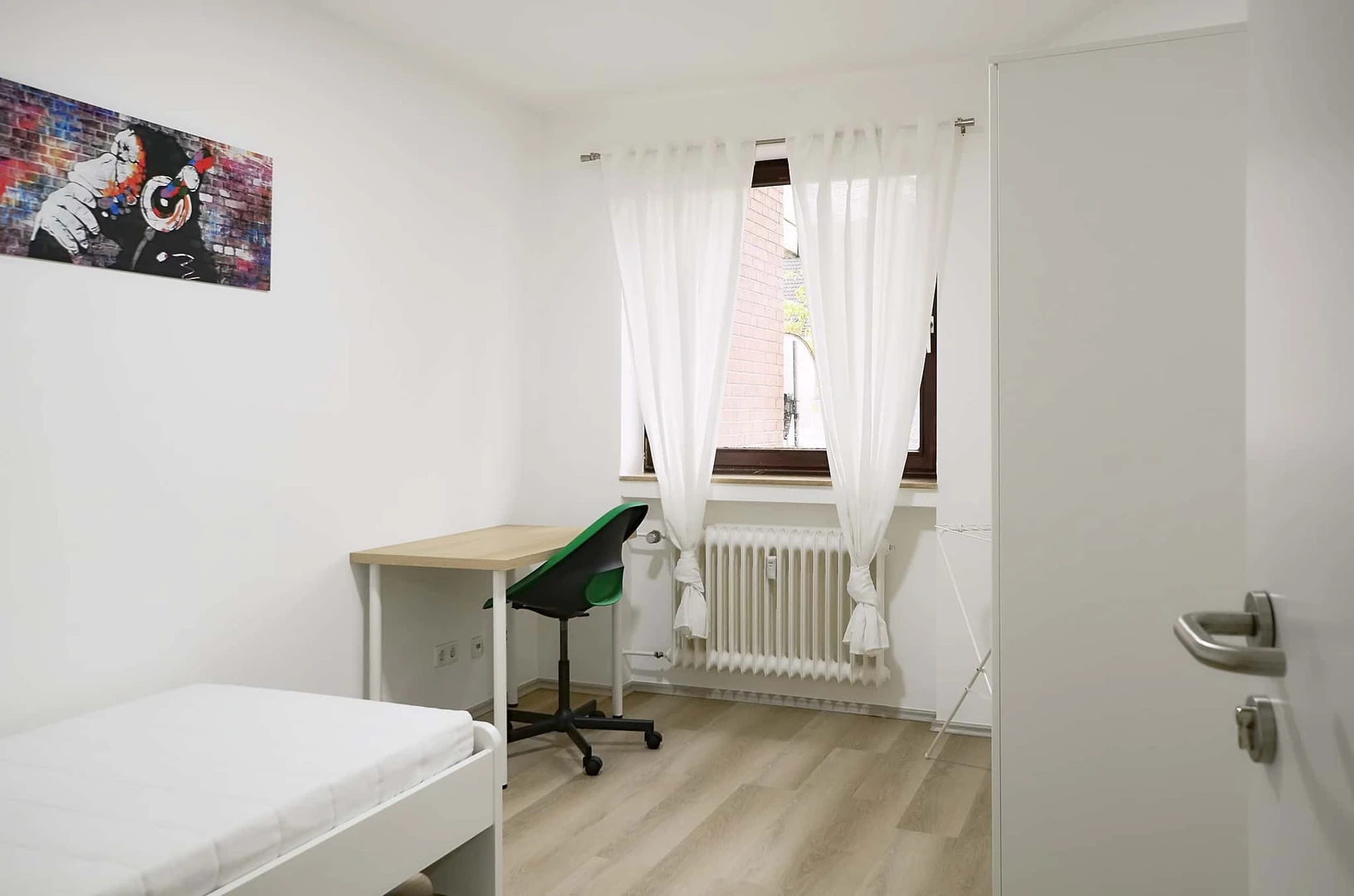 Room for rent in student apartment in , fully furnished