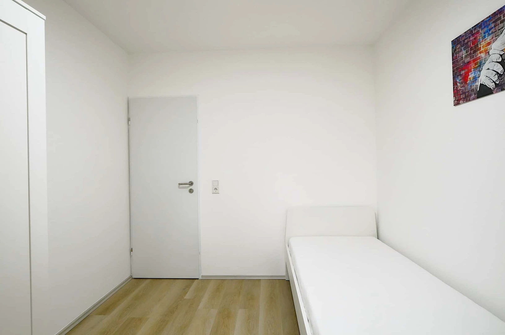 Functional student room perfect for studying in