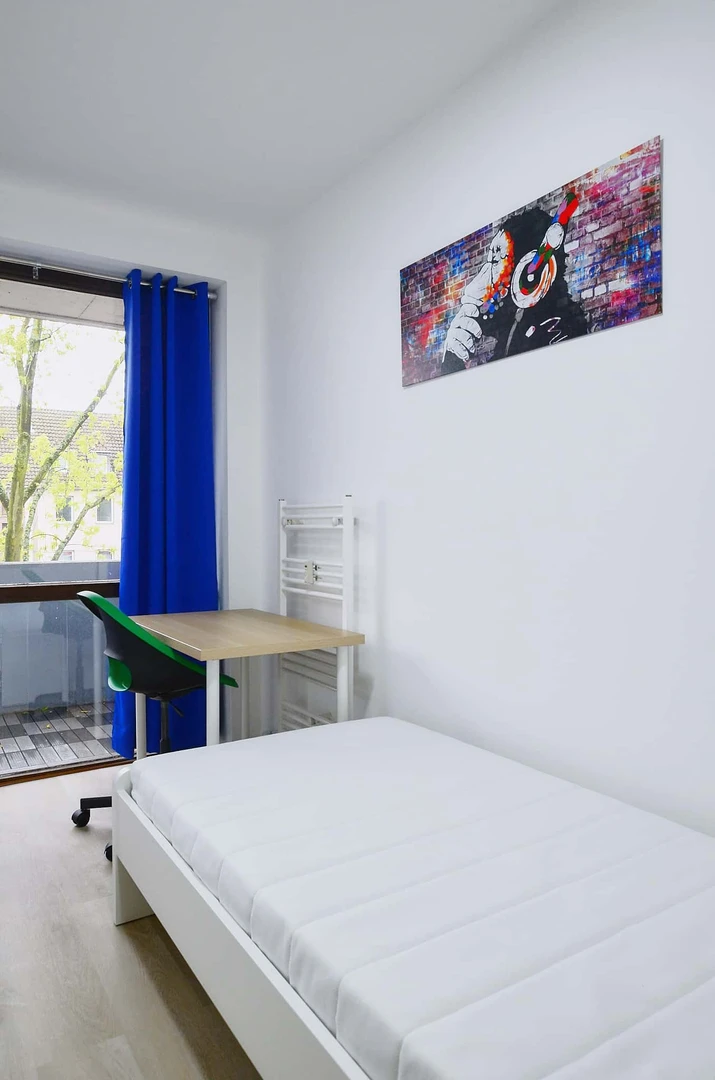 Comfortable and spacious student room in 