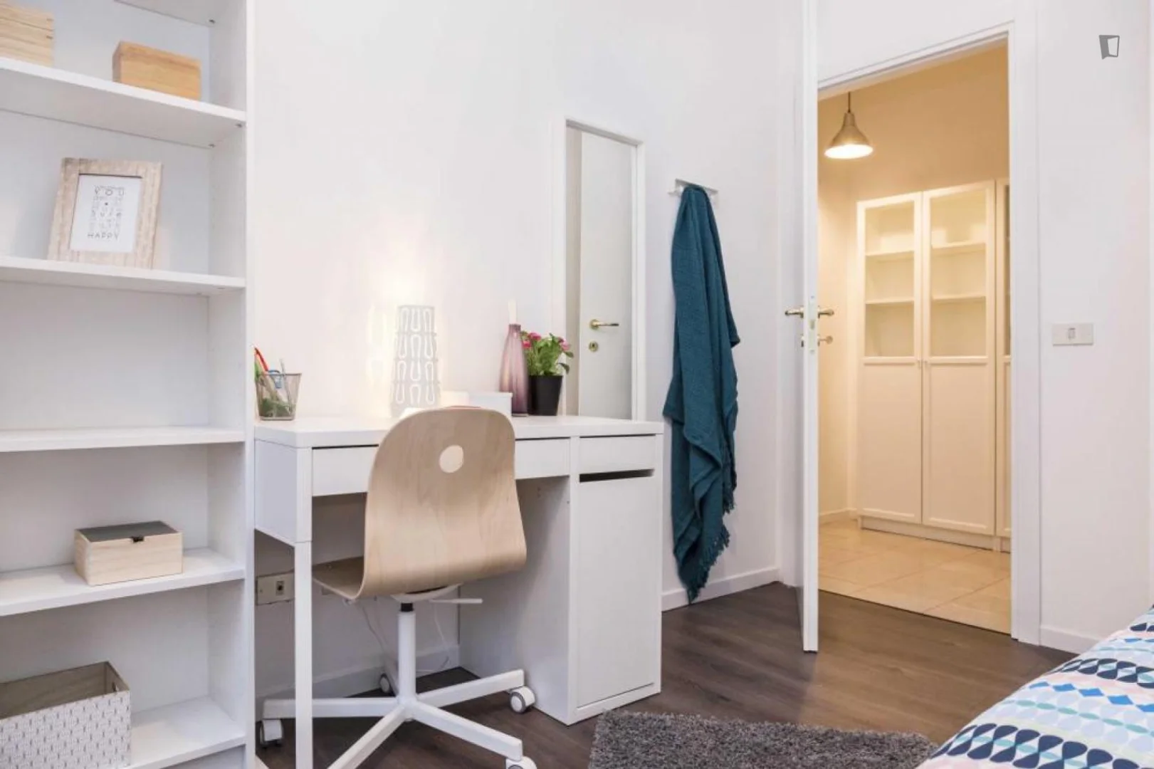 Quarto acessível para estudantes com iluminação ampla em 