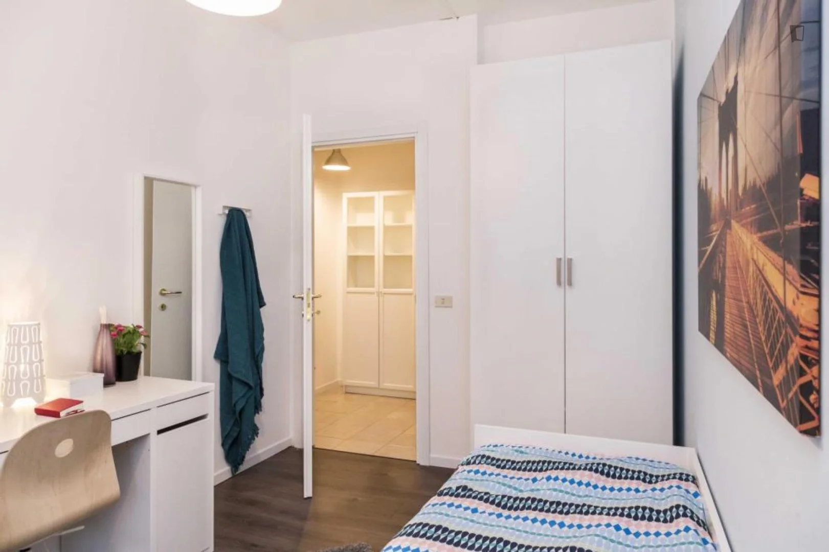 Quarto acessível para estudantes com iluminação ampla em 