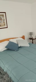 Renting rooms by the month in Setúbal