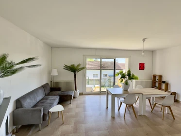 Renting rooms by the month in Poitiers