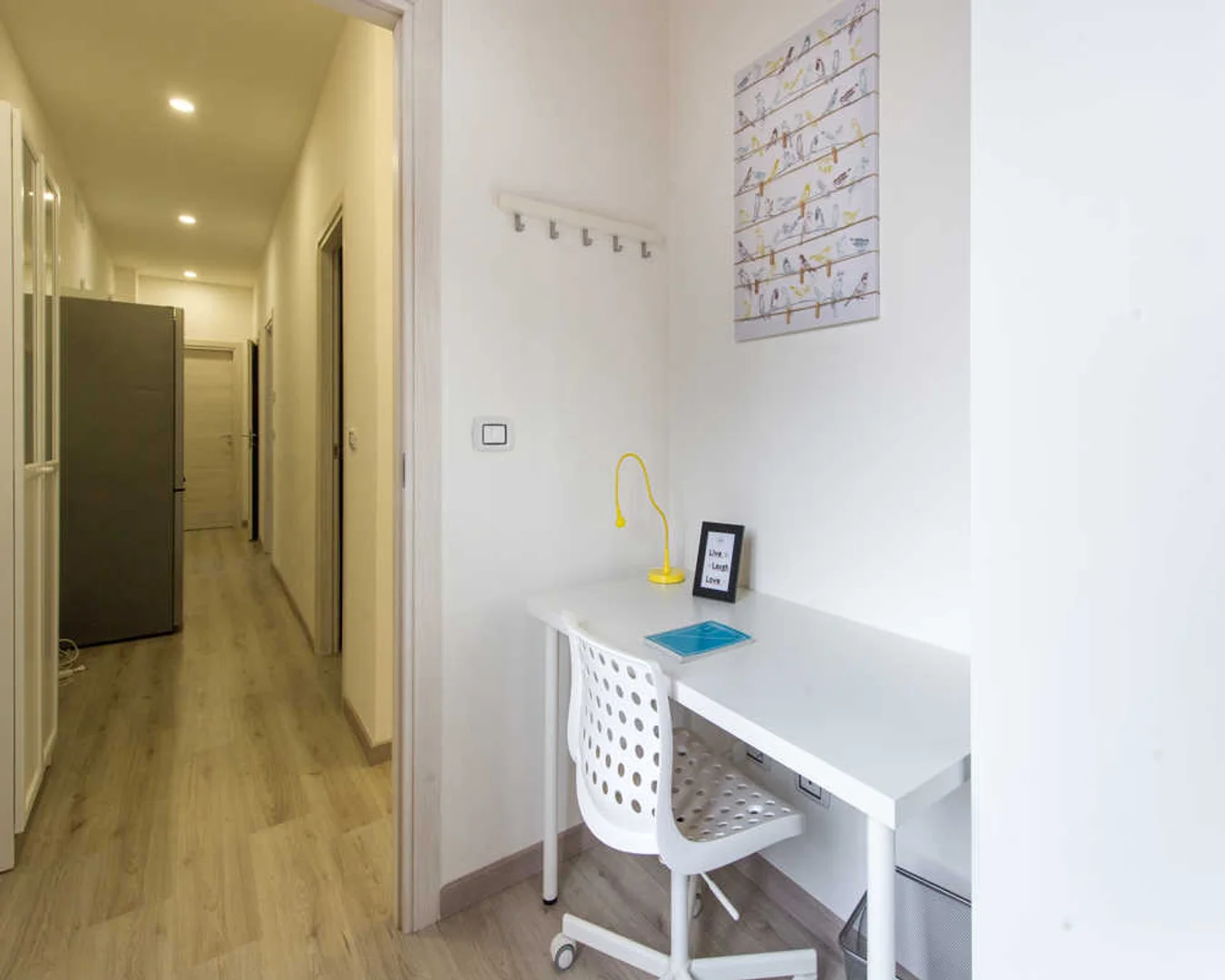 Quarto de estudante luminoso e arejado com acesso fácil à universidade em