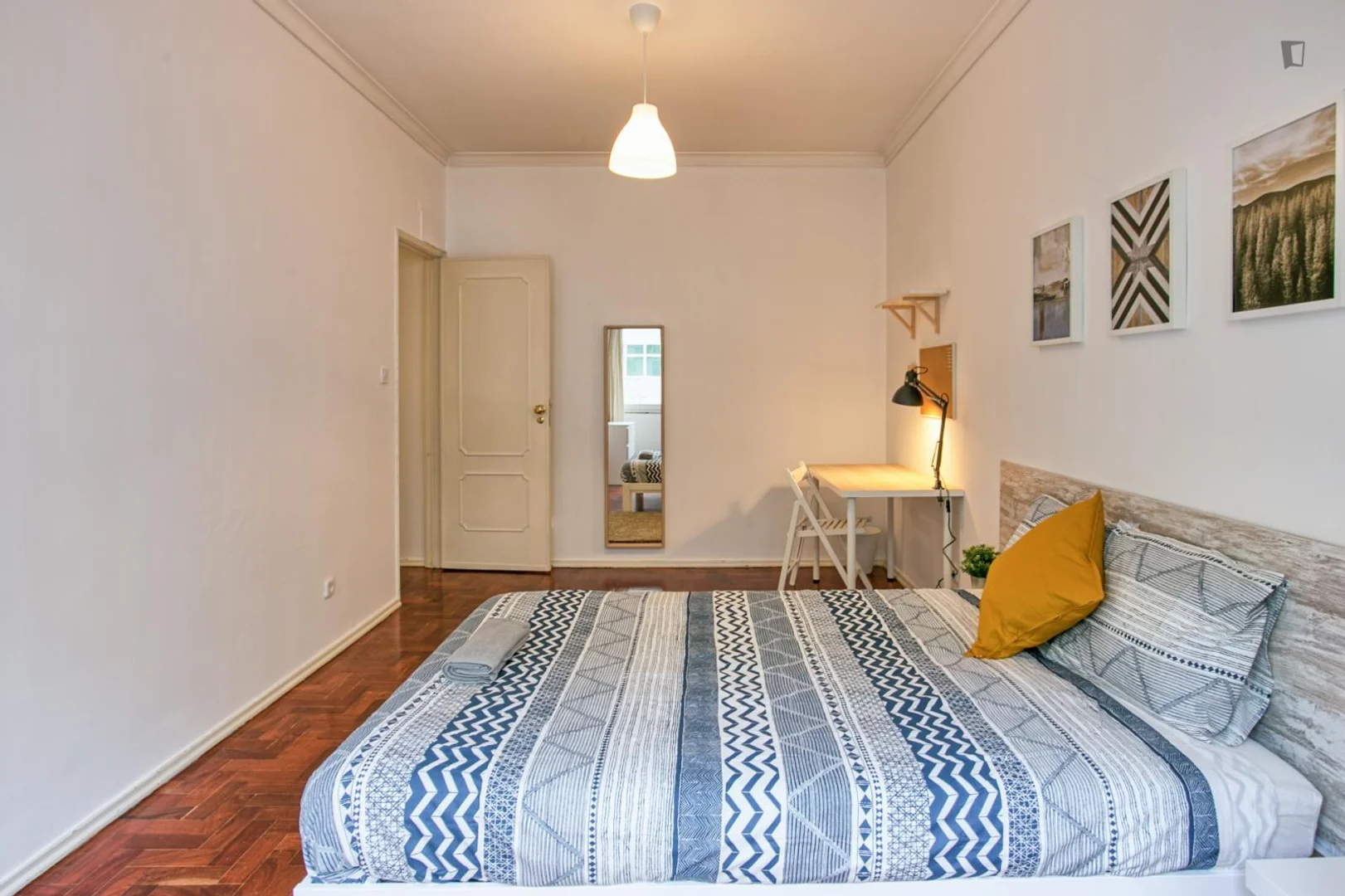 Functional student room perfect for studying in