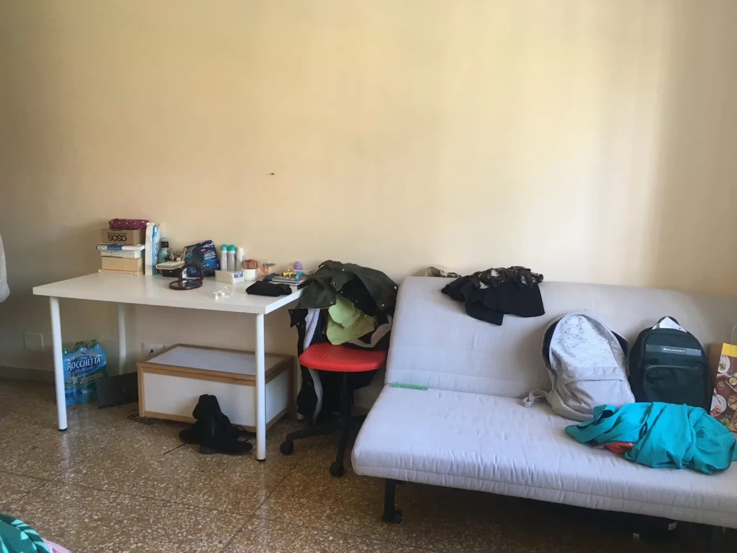 Quarto para alugar em apartamento de estudantes em , totalmente mobilado