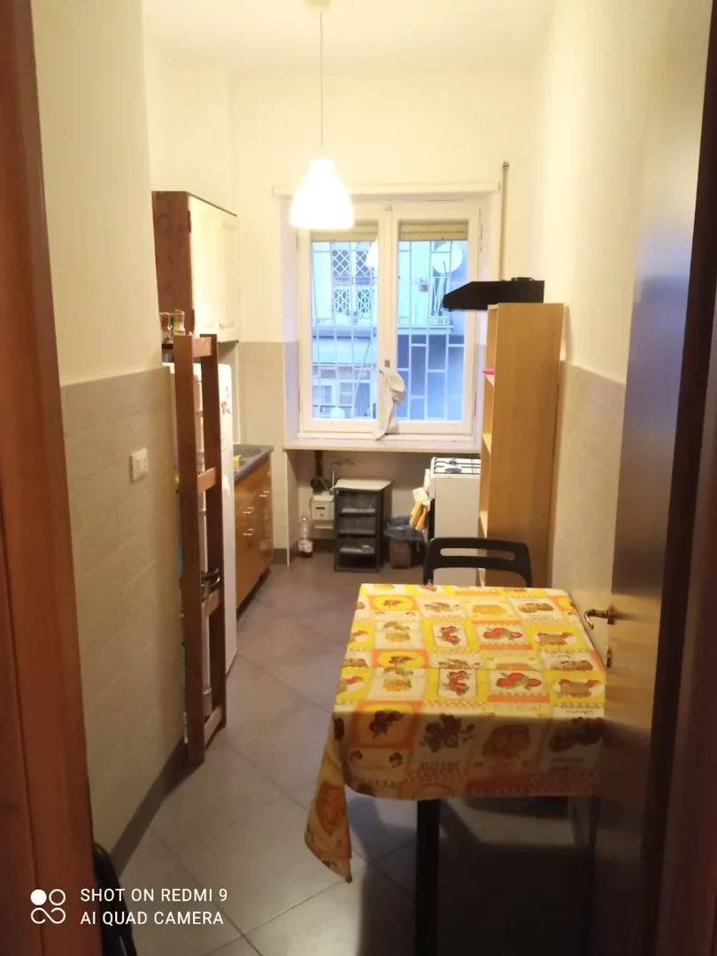 Quarto de estudante económico perto do campus em 