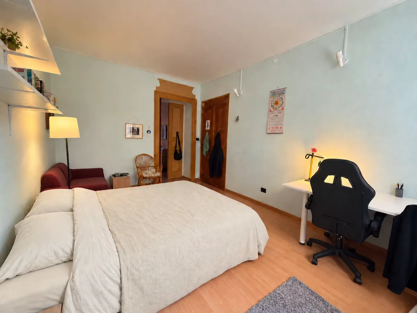 Chambre d'étudiant à  avec espace d'étude et installations communes