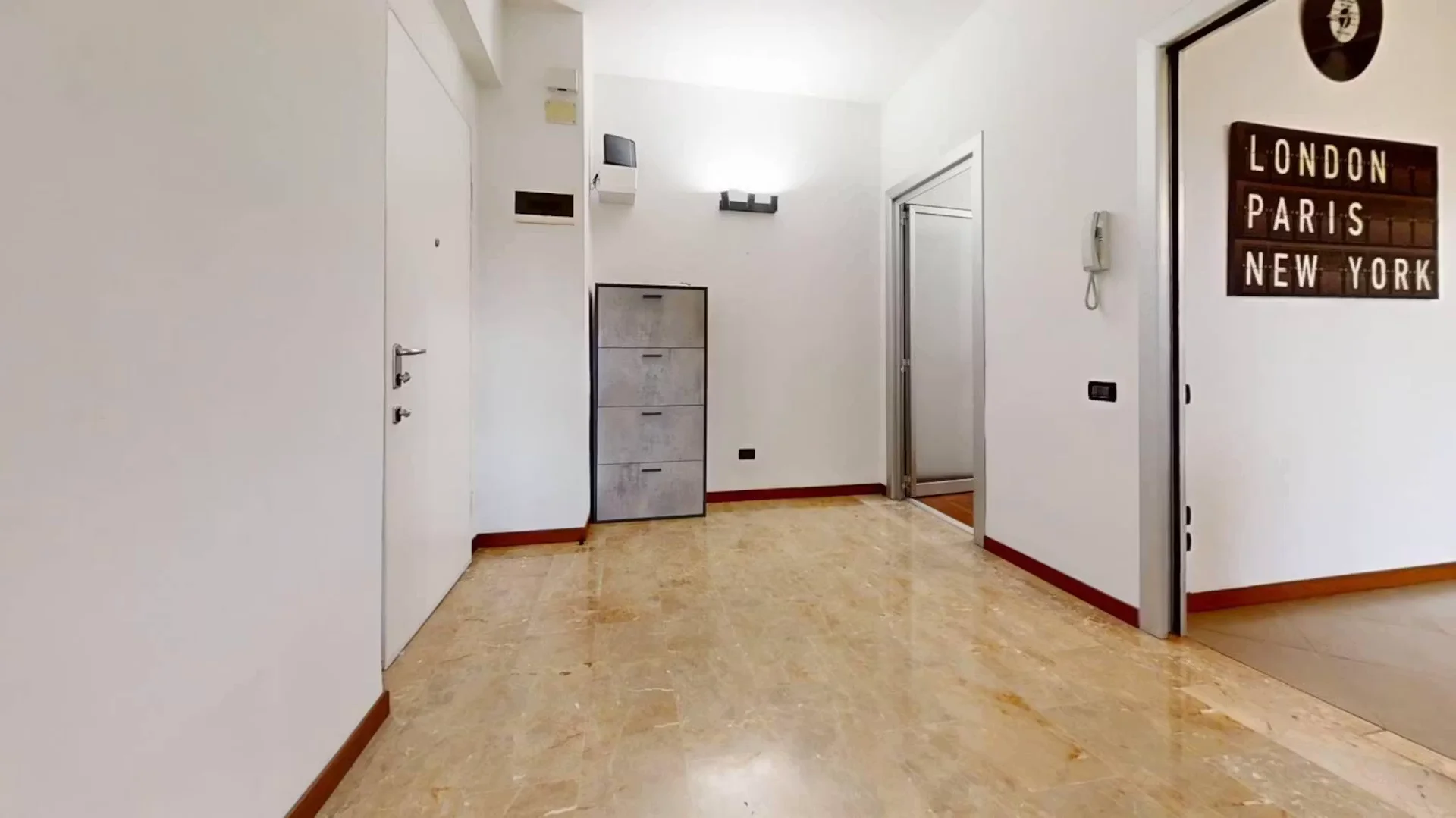 Habitación estudiantil luminosa y aireada con fácil acceso a la universidad en 
