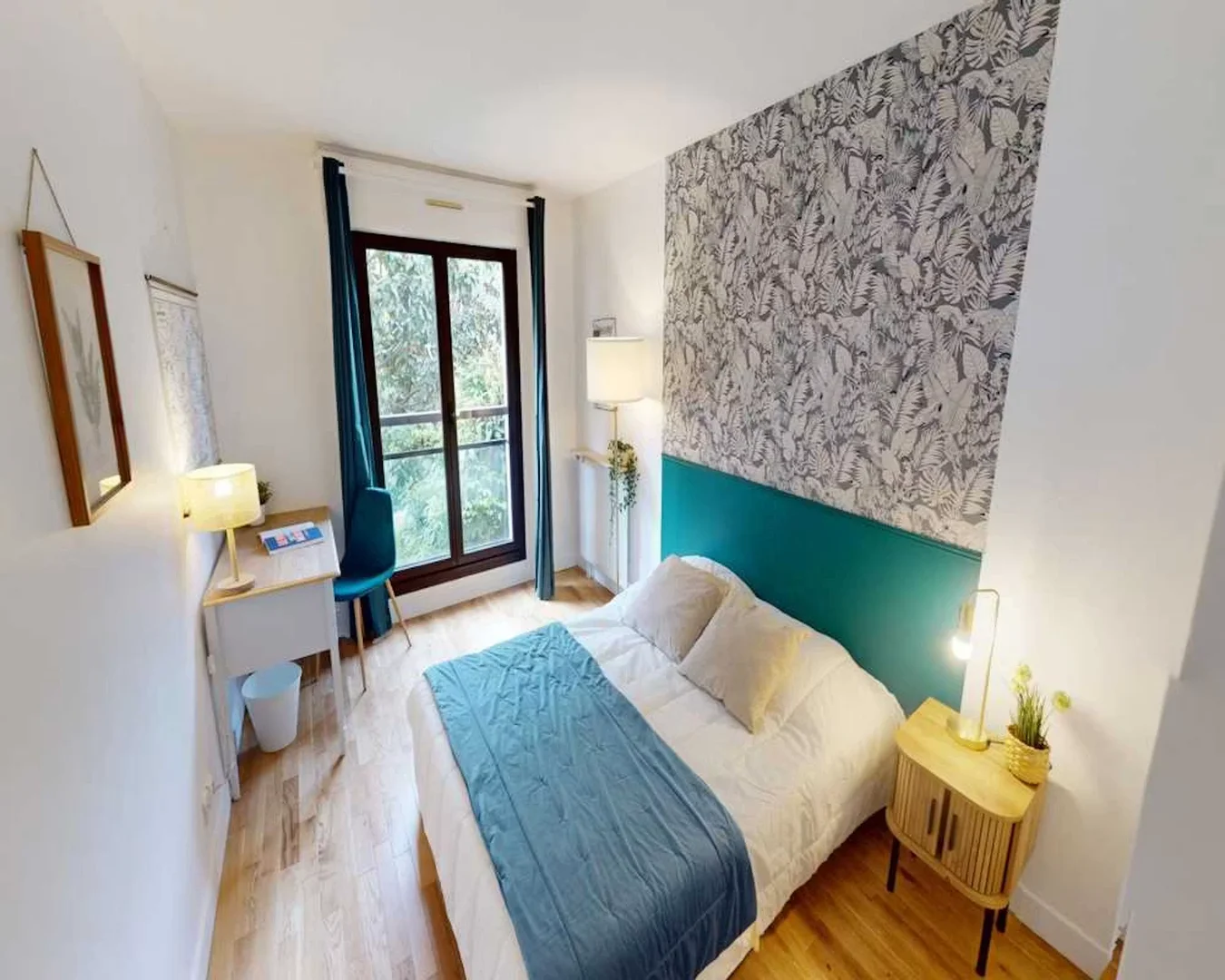 Quarto de estudante em com área de estudo e instalações partilhadas