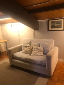 Room for rent in a shared flat in Porto