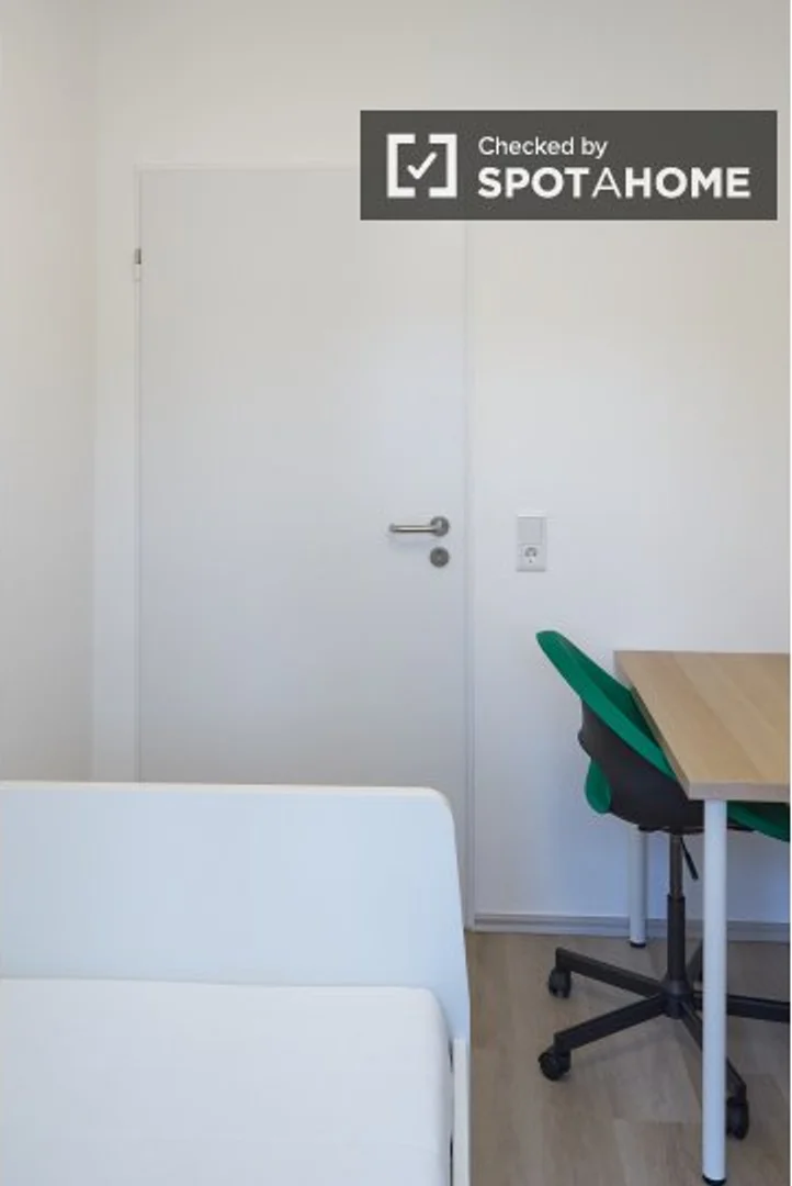 Funktionelles Studentenzimmer perfekt zum Studieren in 