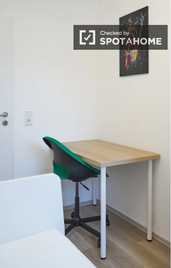 Funktionelles Studentenzimmer perfekt zum Studieren in 