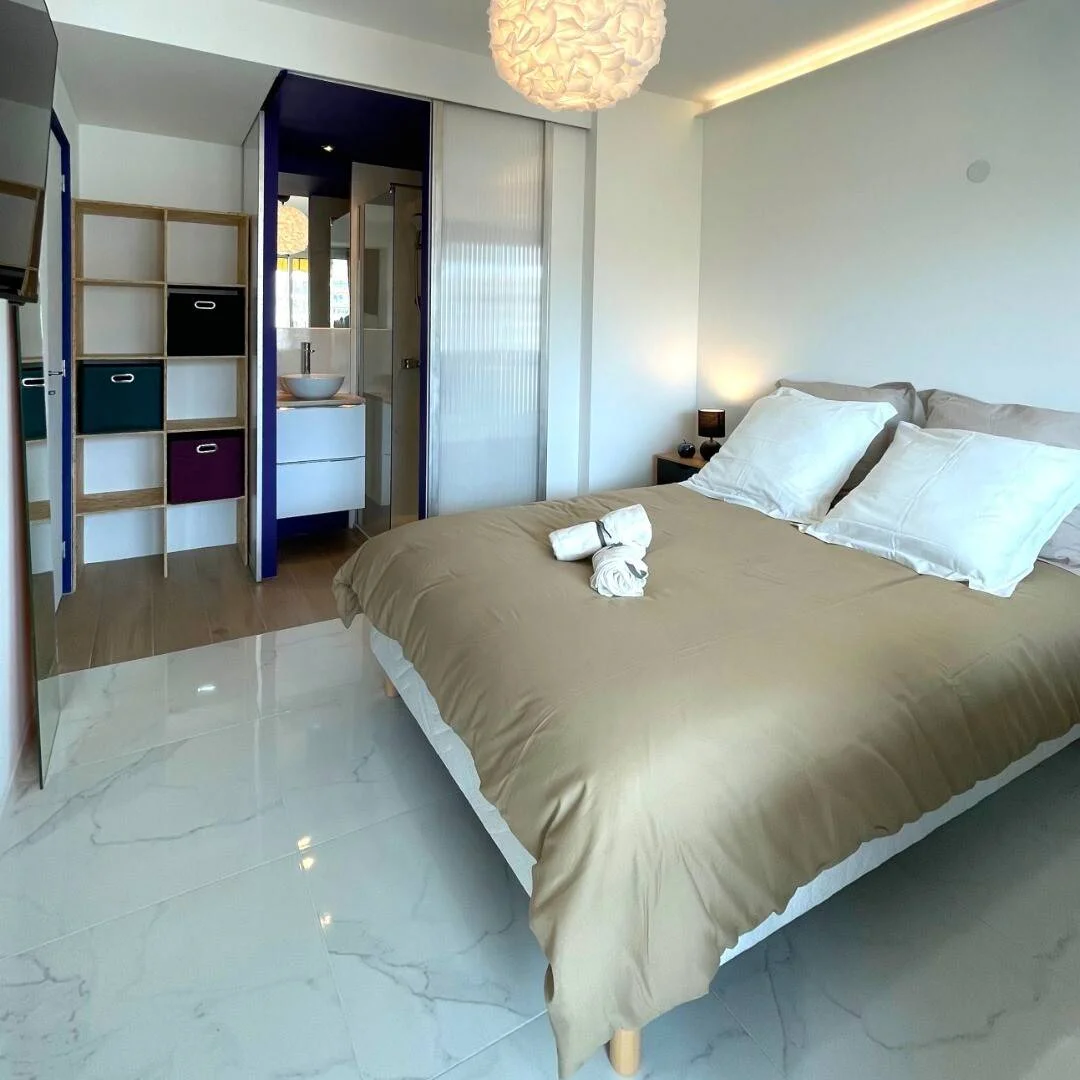 Habitación estudiantil funcional perfecta para estudiar en 