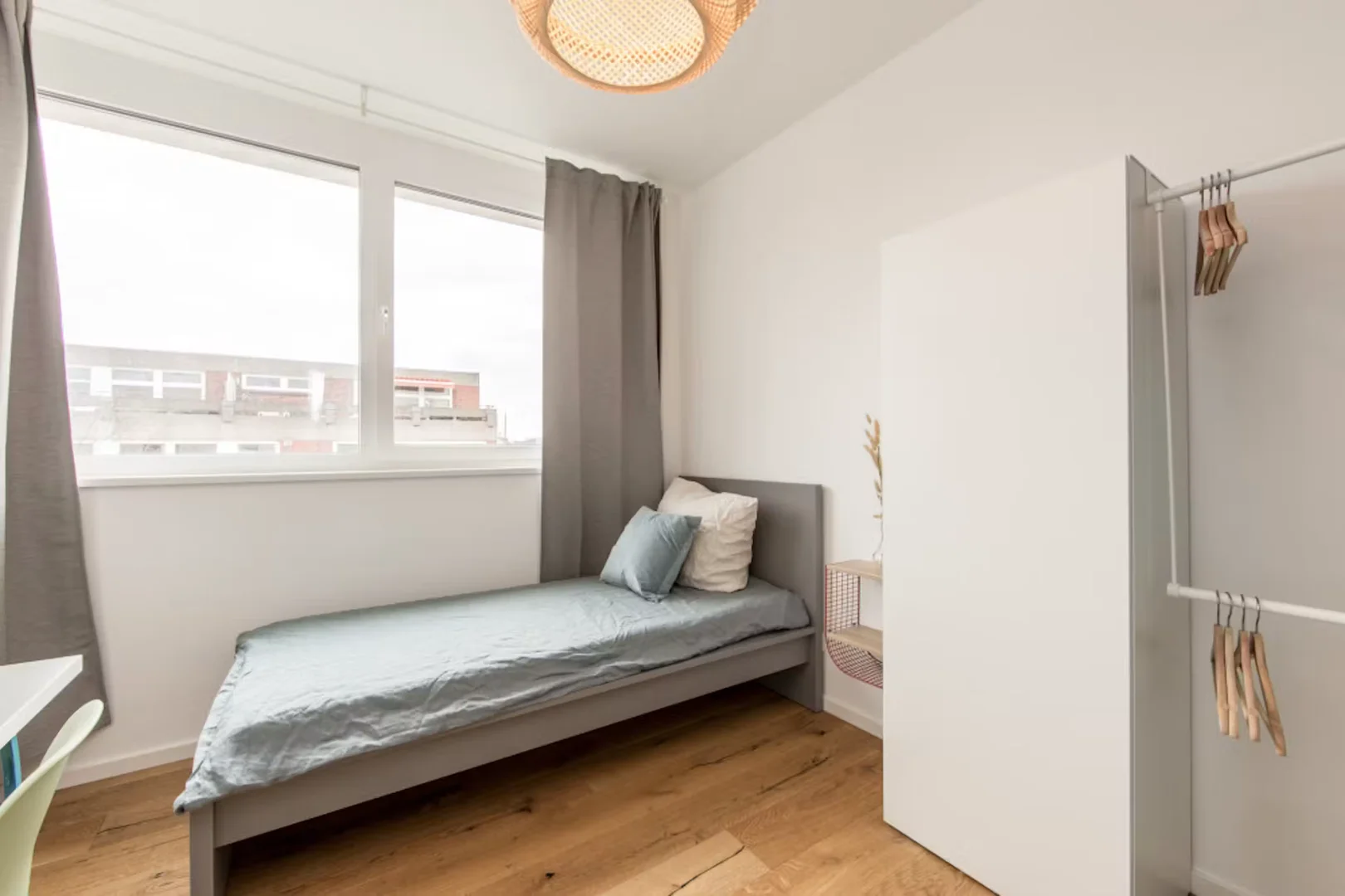 Studentenzimmer in  mit Arbeitsbereich und Gemeinschaftseinrichtungen