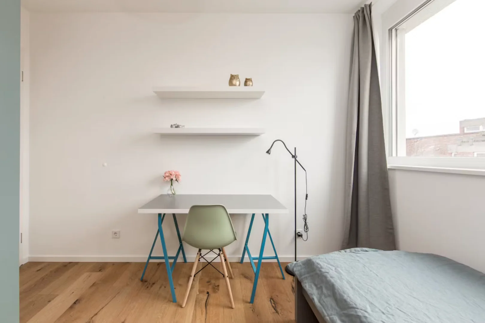 Studentenzimmer in  mit Arbeitsbereich und Gemeinschaftseinrichtungen