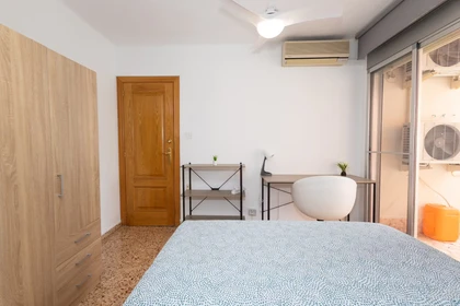 Cheap private room in Valencia