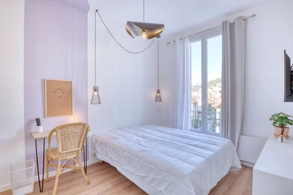 Pokój do wynajęcia z podwójnym łóżkiem w Nicea